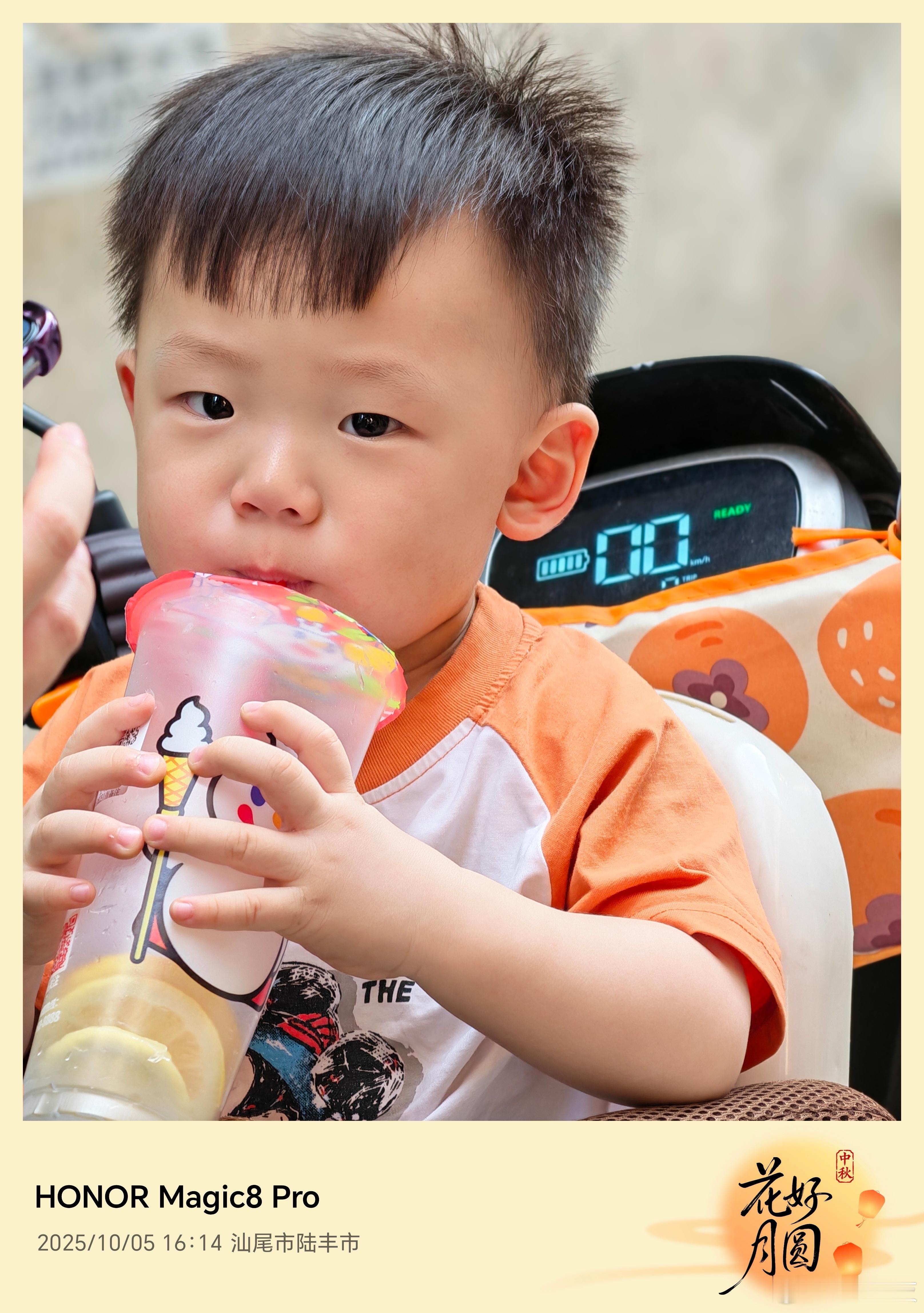 荣耀Magic8Pro影像随手拍直出，小孩很难抓拍的，可以看得出画质相当好、拍