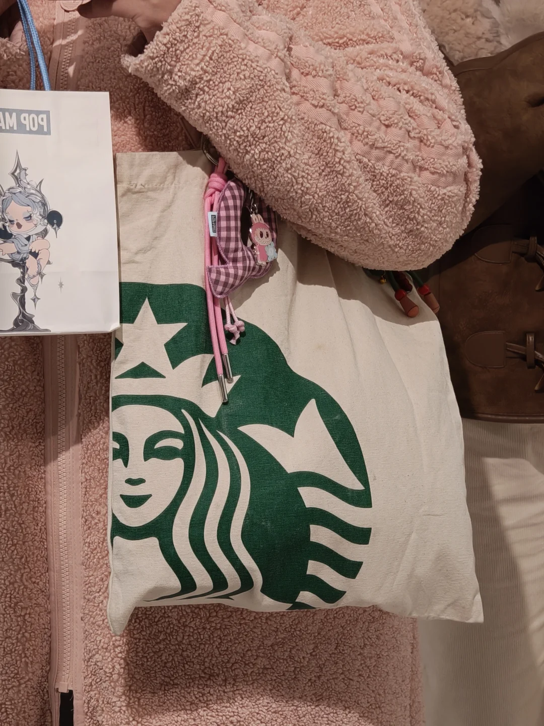 就这样背着俺6块的帆布包去买LV