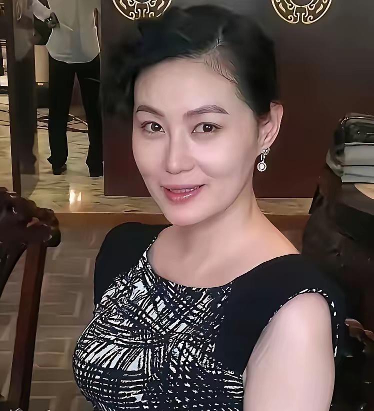 主持人问王思懿：“你演潘金莲的时候，你老公一点也不吃醋吗？”王思懿摇头说：“吃