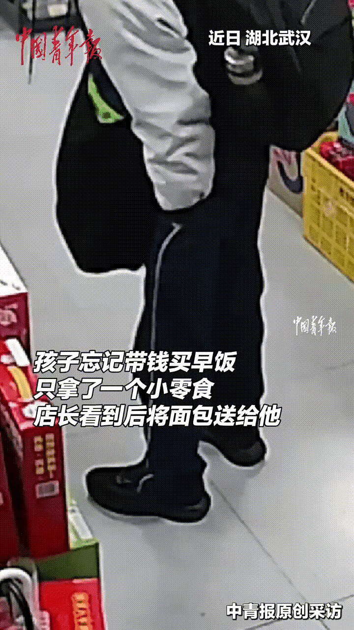 小区门口那家药店，做了件不太像生意人的事。一个老人拿着医保卡来买降压药，刷卡