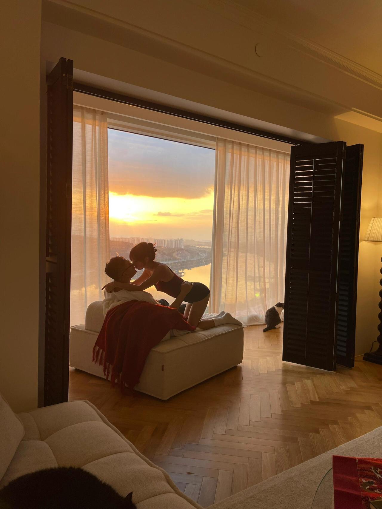 这或许就是赚钱的意义所在吧！惠州90后夫妻晒出新家，他们没有孩子，两人7岁相识，