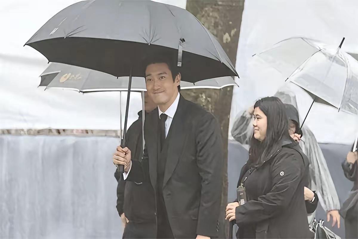 崔始源这波操作，让不少人看懂了什么叫“情谊藏在细节里”。谁也没想到，家族演