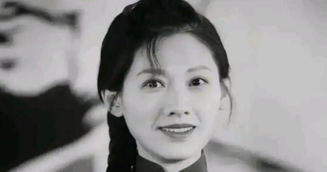 1978年，女知青李亚茹返城前夜，她颤抖地解开衣扣，对丈夫说：“今晚，我们做最后