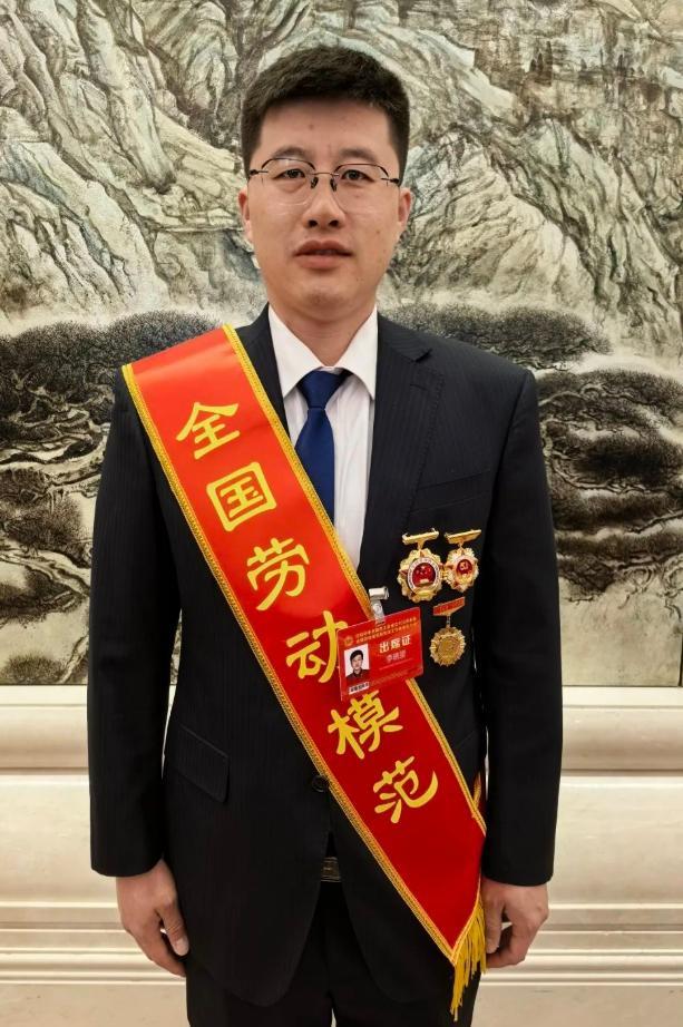 重点大学毕业跑去送快递！80后小伙跑出全国劳模，打脸无数职业偏见李晓望，男