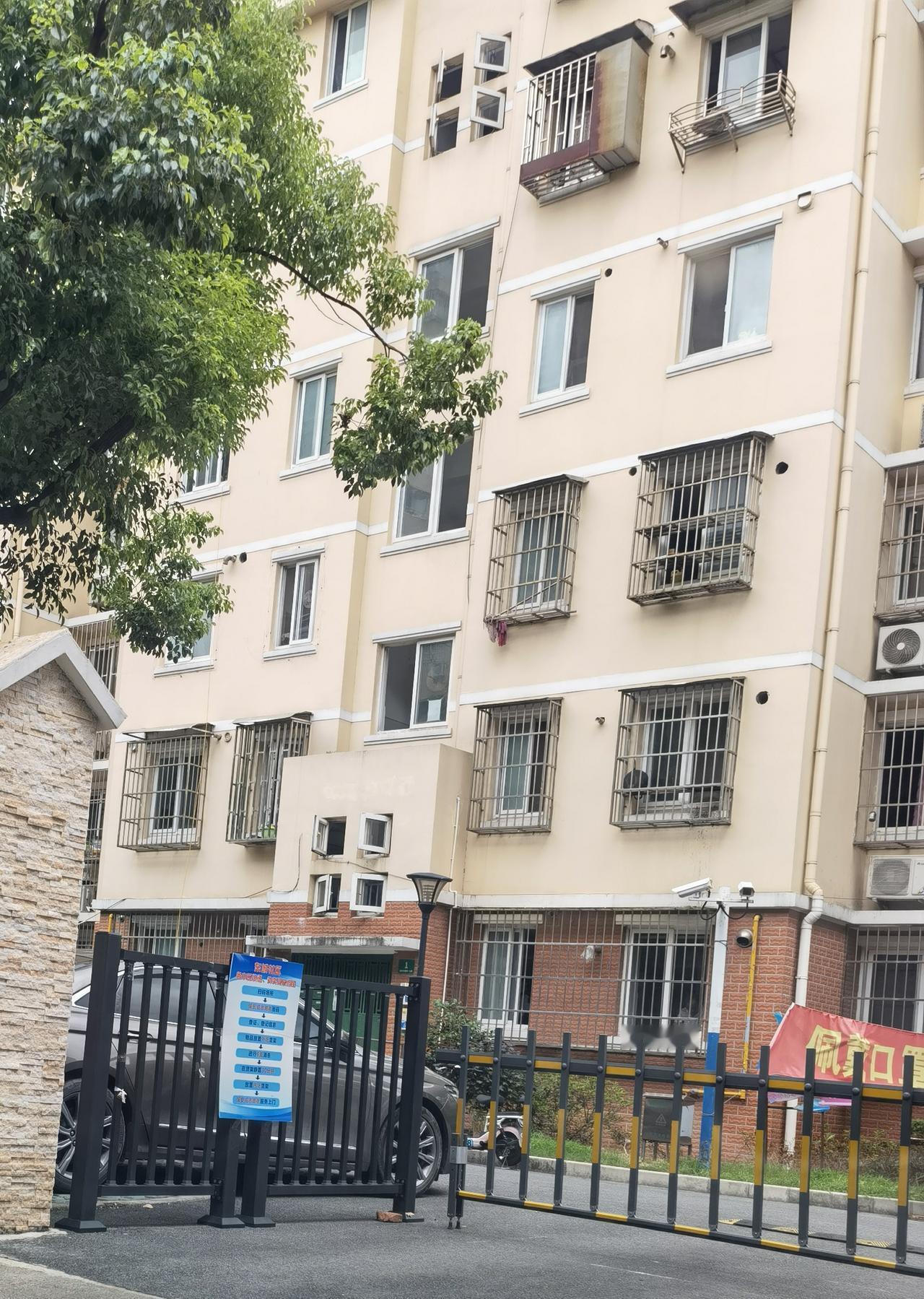 2020年10月，我北蔡一套62平的老破小挂出去二天就卖了，那个抢手啊！每天中介