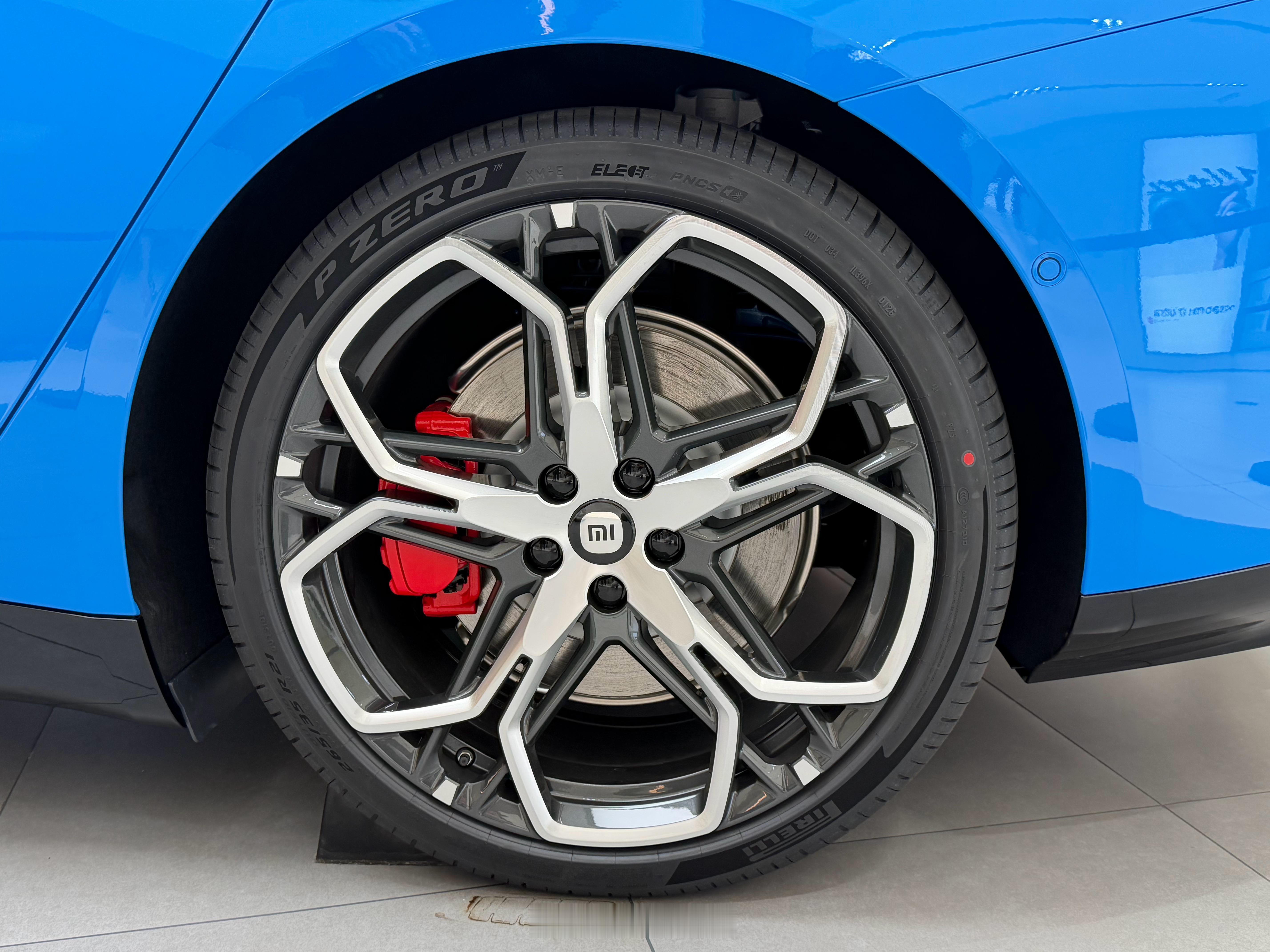 小米新一代SU7实拍，大家觉得好看吗？发现了几个细节：1.前脸的毫米波雷达