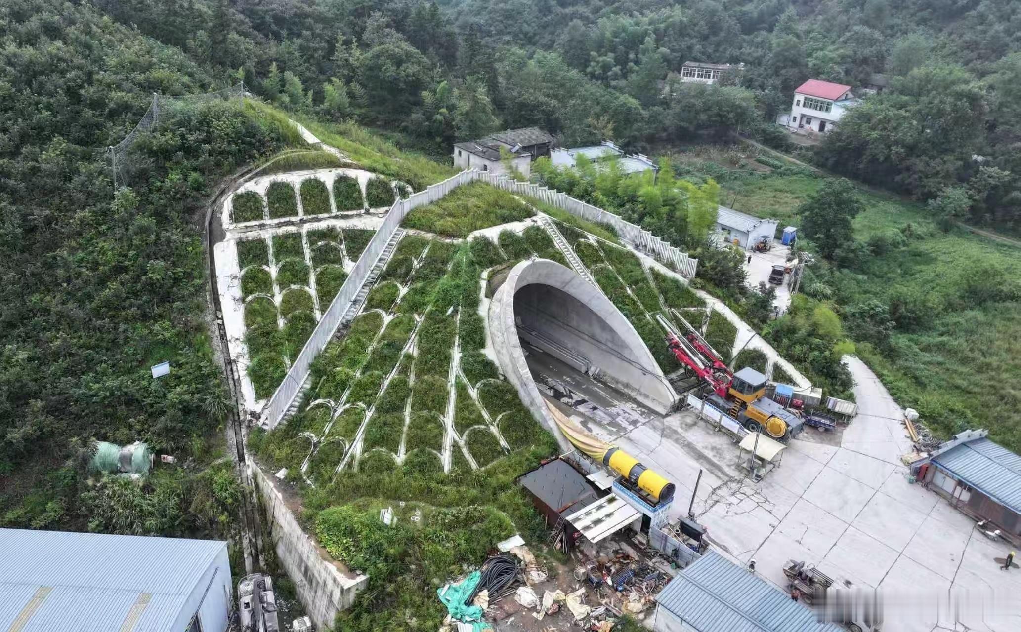 【合武高铁·长岭隧道】实现关键段贯通👏👏👏❶9月27日，位于安徽省金寨县境