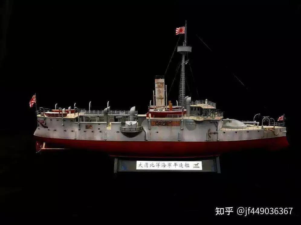 130年前的英国墓碑前放着中国航母模型，这画面太有冲击力了。这仿佛是一场跨越时