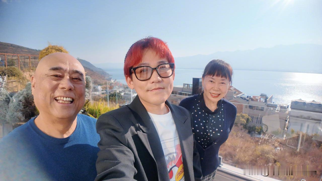 2月16日晚，苏醒用大号发文说：“长这么大，终于有能力有时间，第一次带全家老小