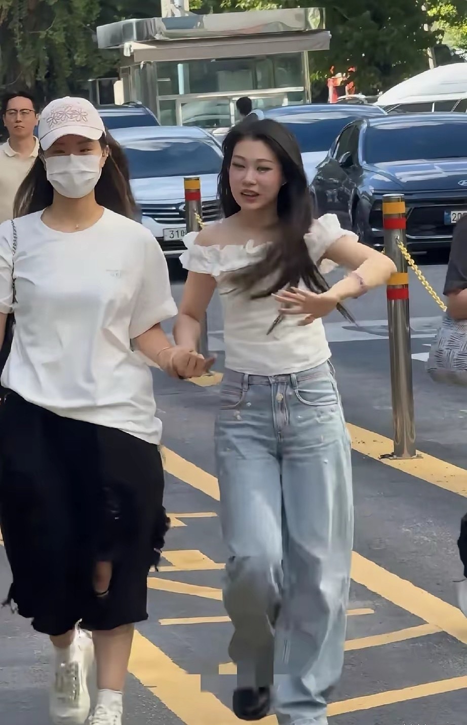 9月4日沈佳润在韩国广播公司（KBS）上班路透，妆容和造型很韩系，受伤了需要工作