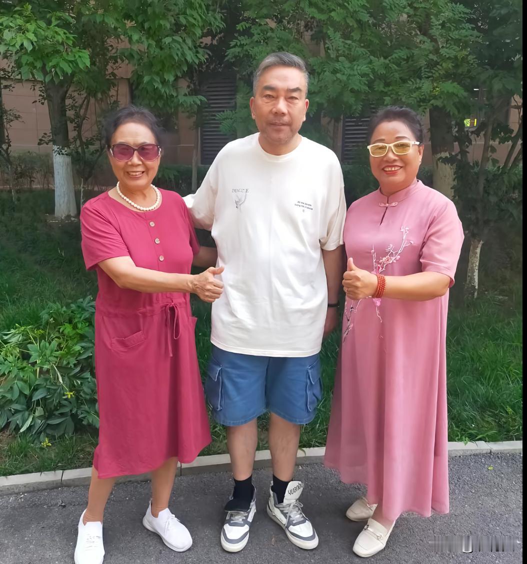 杨议出来跑步时，偶遇两位热情的女粉丝。杨老师一点架子都没有，邀请她们过来一起合影