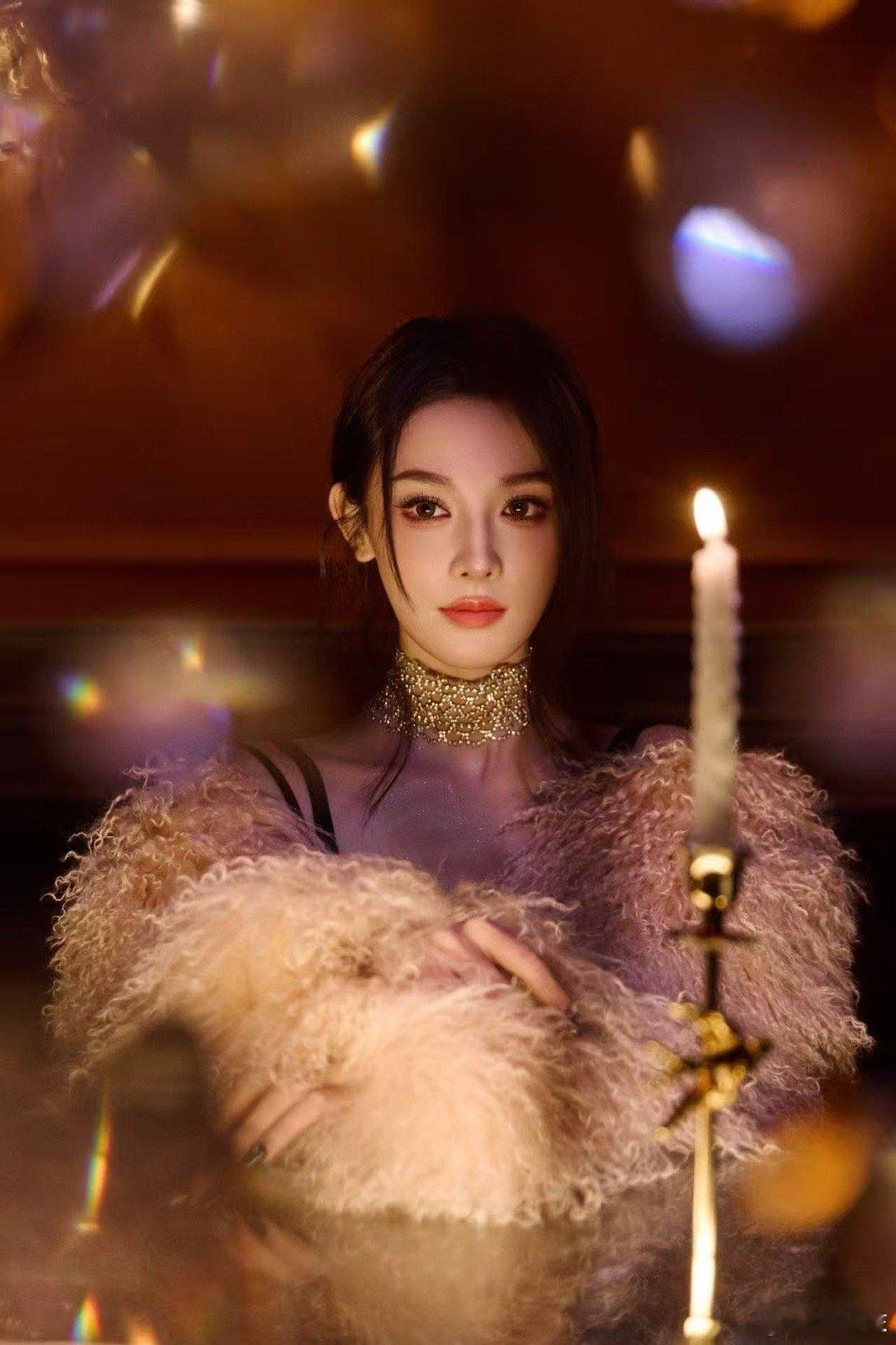 彭小苒这个背不拔罐可惜了哇塞！彭小苒这背是“背界天花板”吧！直角肩超飒，线条紧