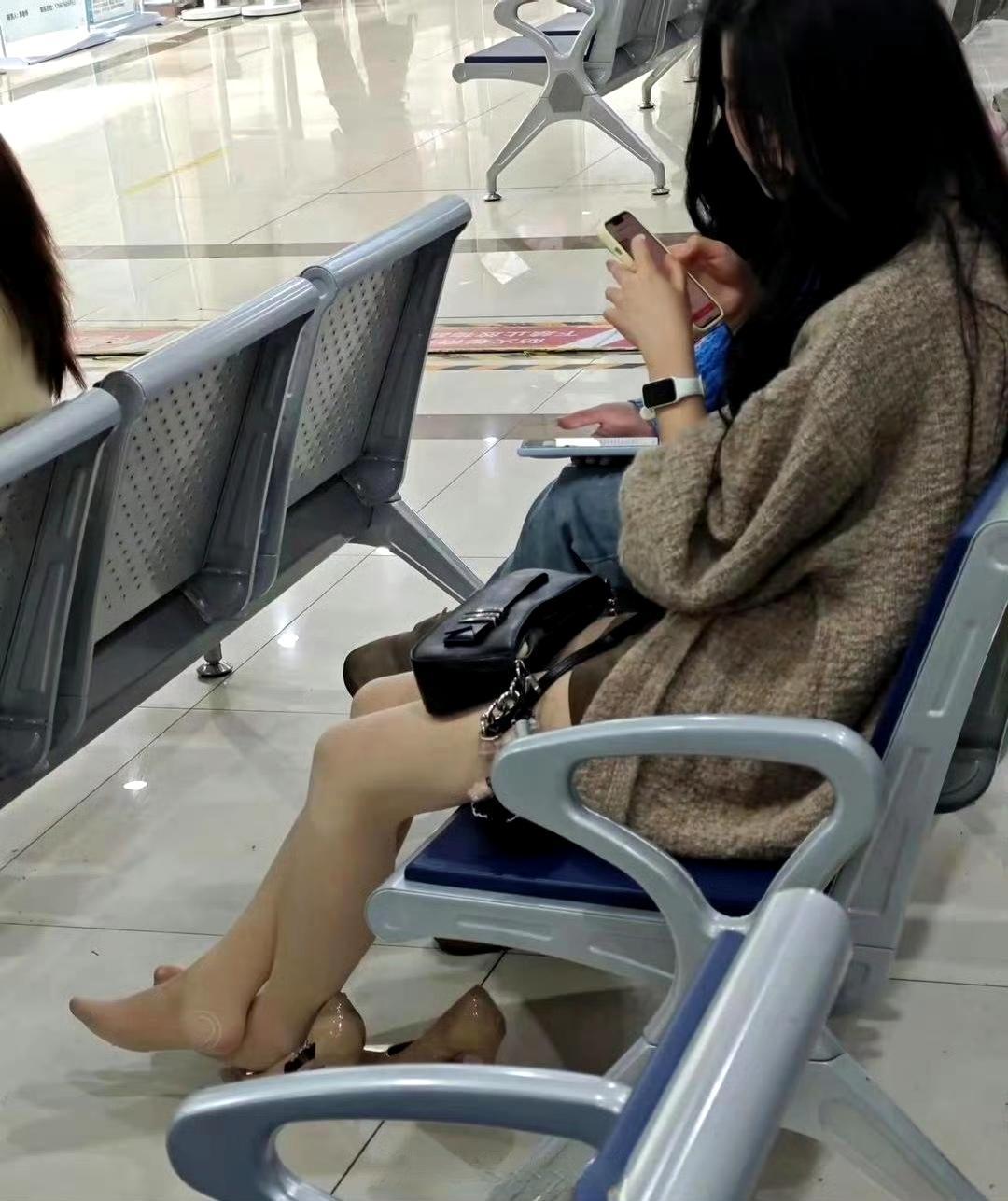 女生是不是都有爱脱鞋的习惯，经常可以看到女生在公共场所脱掉鞋子，要是我真的有点不