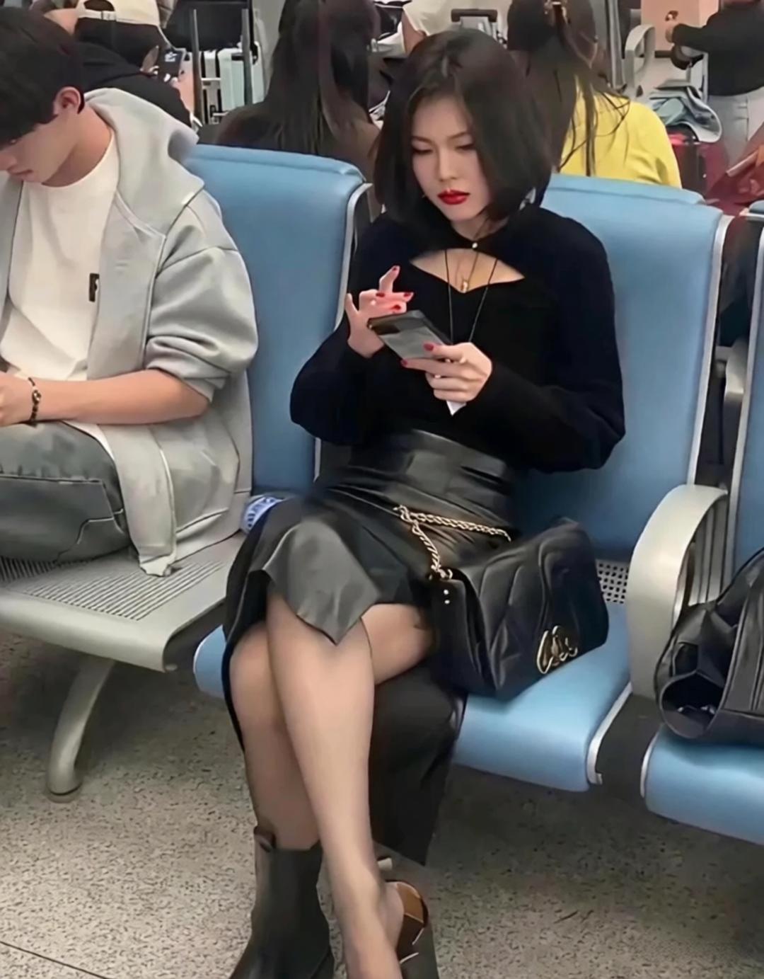 她这么有钱还坐火车啊