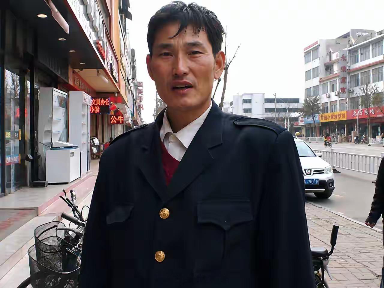 2011年，没出名时的朱之文，很腼腆。这是他刚上节目不久，里边的毛衣衬衫还是上节