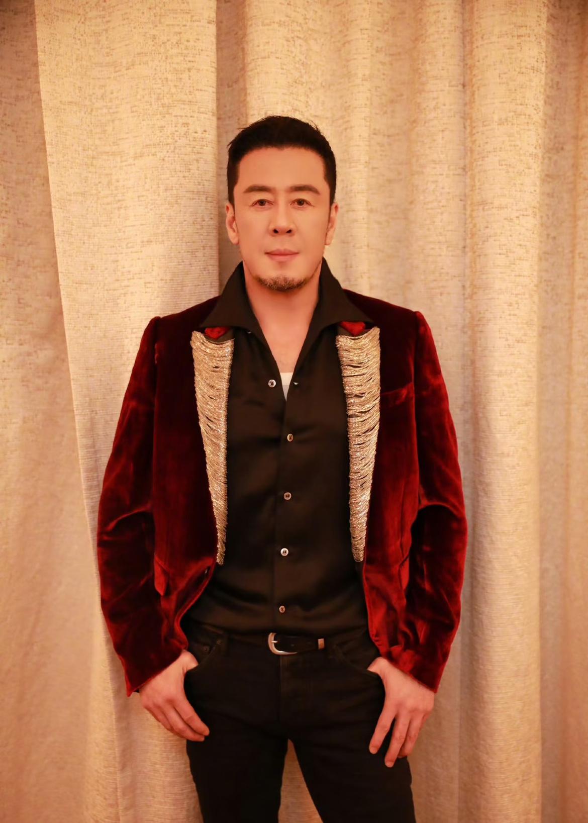 歌星杨坤一直没有结婚，有一次，那英就对着他说：“你看你这也老大不小了，我给你