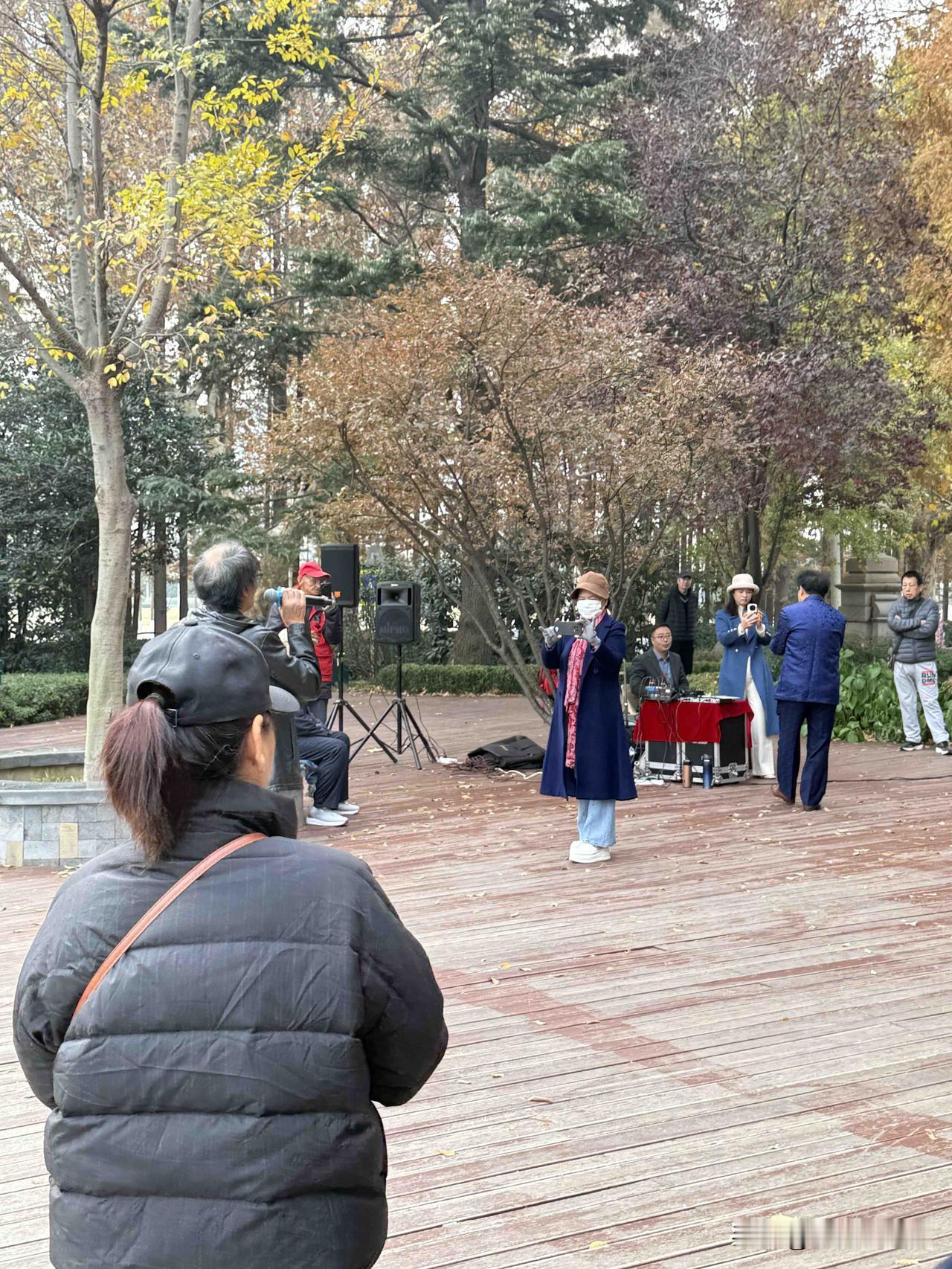 我昨上午又去青岛中山公园打卡了，天气好不冷不热的，人们都纷纷走出家门去户外活动玩