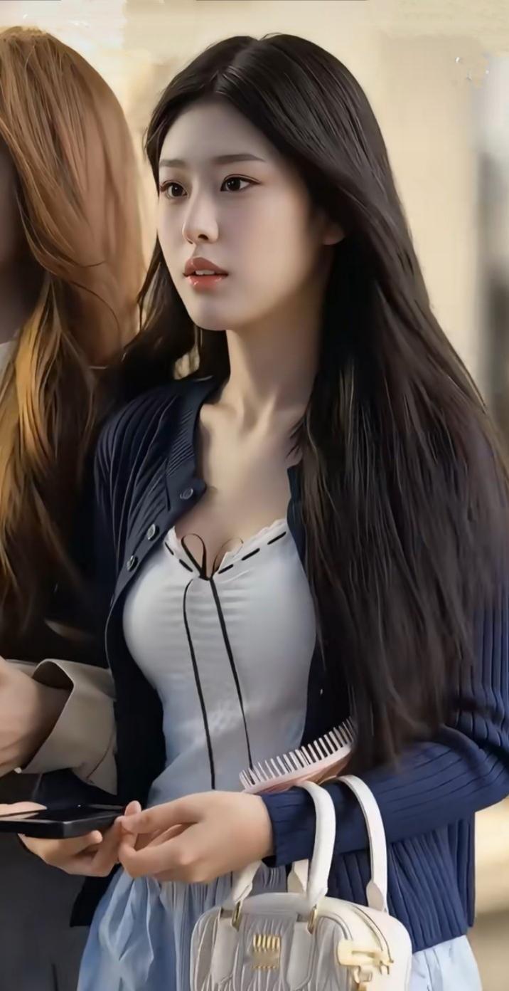 多么漂亮的清纯美女小姐姐，如果不是两颗不着调门牙，那简直就是小仙女下凡。