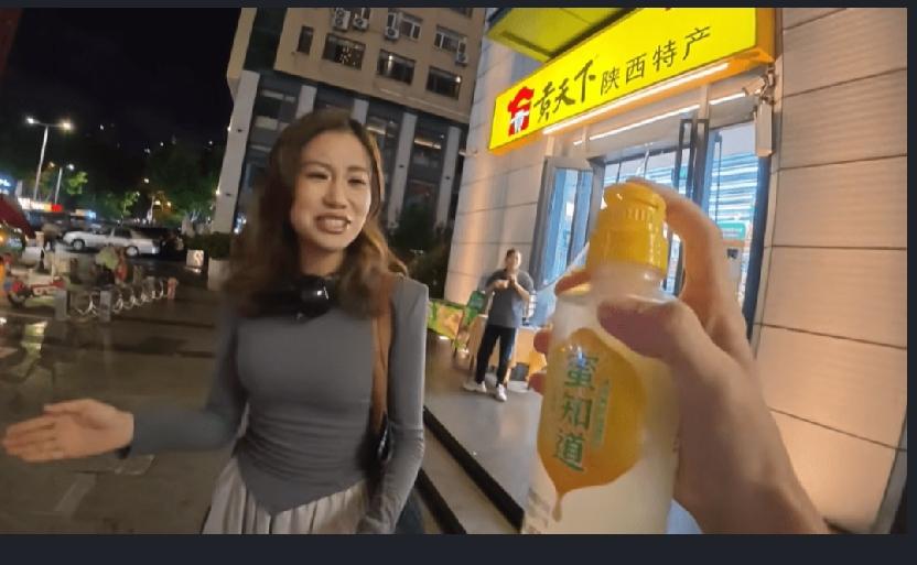 一名英国籍网红早前在西安旅游时，以一顿价值20元人民币的麻辣烫为饵，迅速与当地一