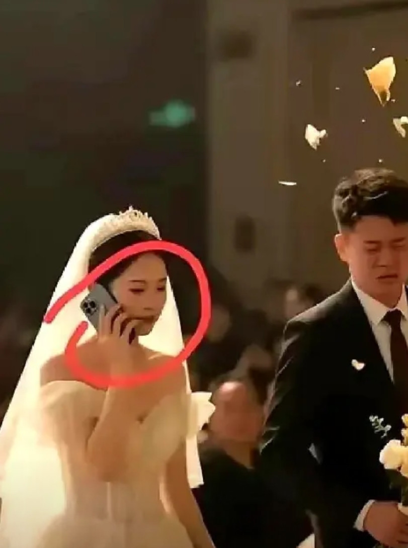 “离谱！”5月3日，安徽一新郎急着办婚礼，亲朋好友都到齐了，司仪三次喊“吉时已到