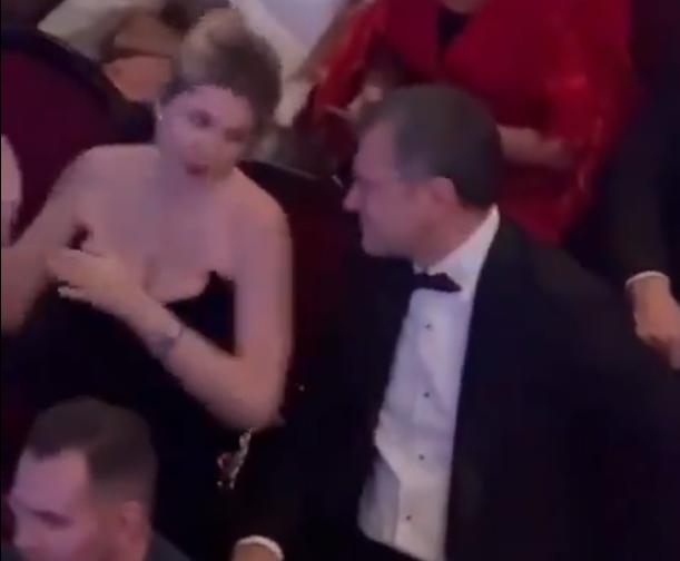 曾经声称“拿着铁锹也要战斗”的乌克兰前外长库列巴，被人拍到和一名性感火辣的女子悠