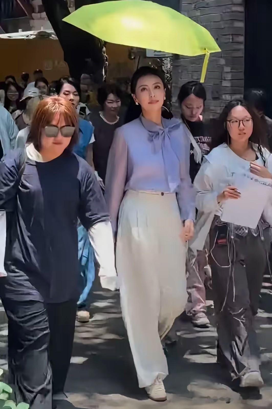 她是央视“才貌双全”的95后主持人，但是有一点做的不好！她紫色的衬衣，搭配白