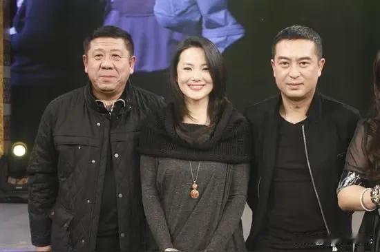 右边的是张嘉译，中间的是咏梅吗？一头齐肩短发，气质真好。左边的这位是谁？演技挺好