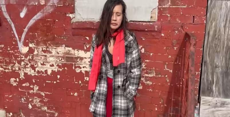 又一名华裔女子流浪美国街头，靠社会救济还吸食冰毒，被路人采访她整个人很晃悠站在墙