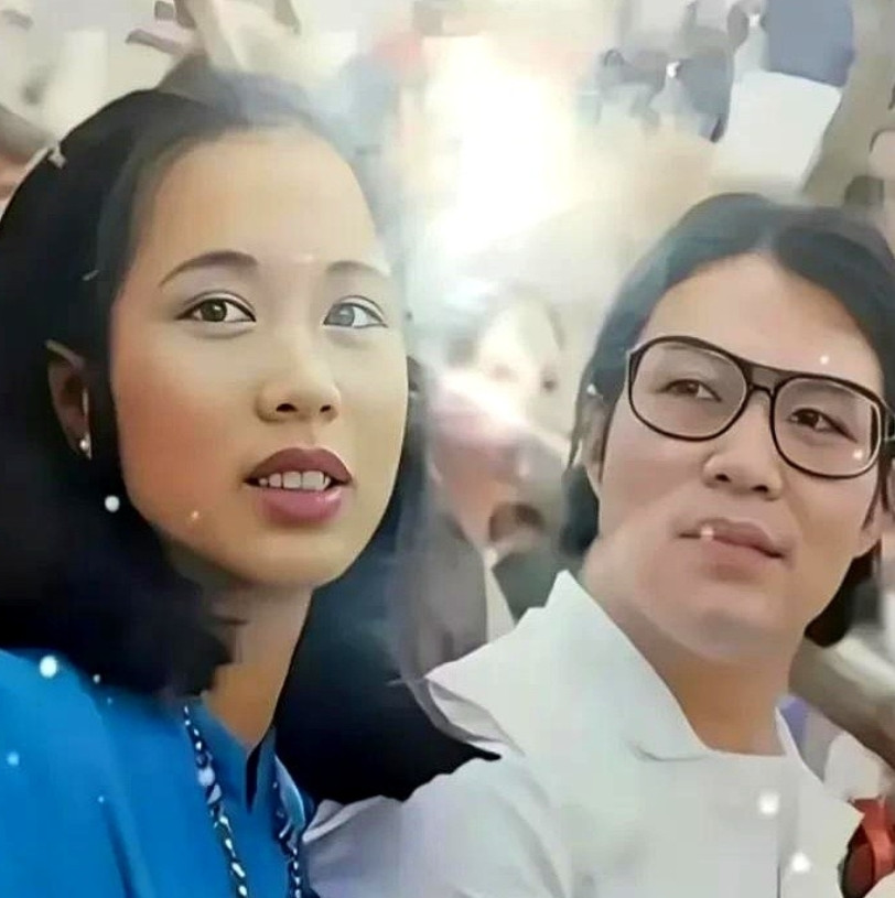 朱玲玲刚生完霍启刚不久，和丈夫霍震霆在球场看球时的一张珍贵留影，那时候的他们是一