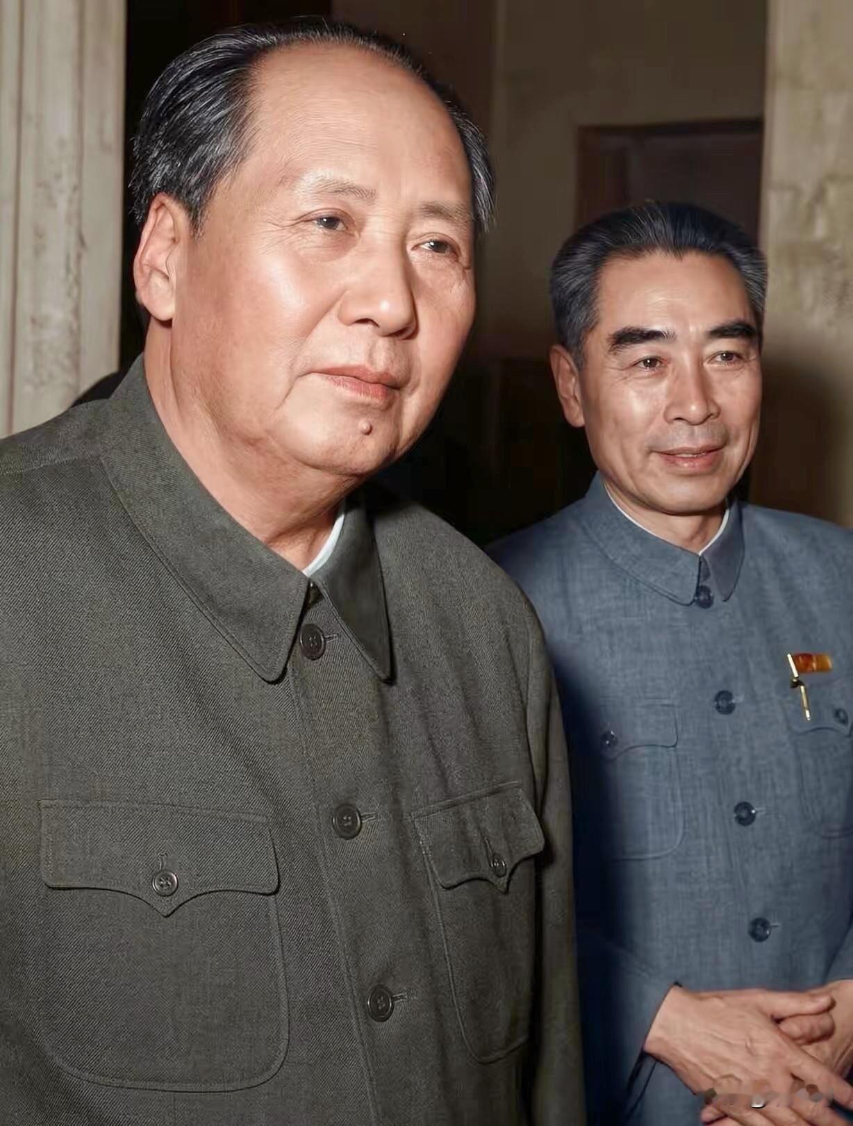 一张合影，两个身影：伟人目光如海，周总理温润如川伟人与周总理并肩而立