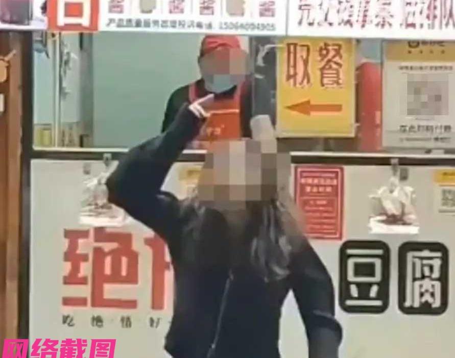 山东济南有女子过年假期后，准备回外地上班，临走前这不要请自己爸爸吃顿饭。于是