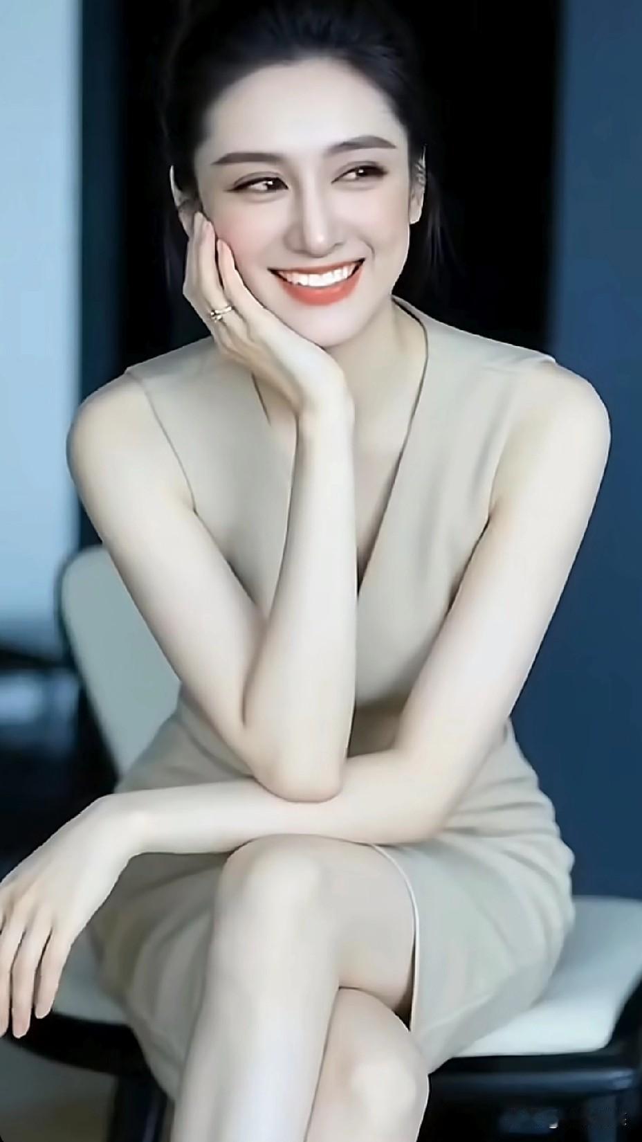 回眸一笑的瞬间，藏满爱的眼神。