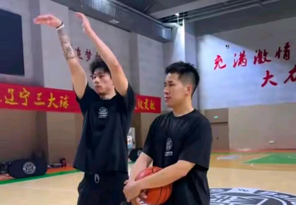 张镇麟这大变样，看起来太成熟了，举办训练营张镇麟回辽宁了，就在体育馆举办训练营