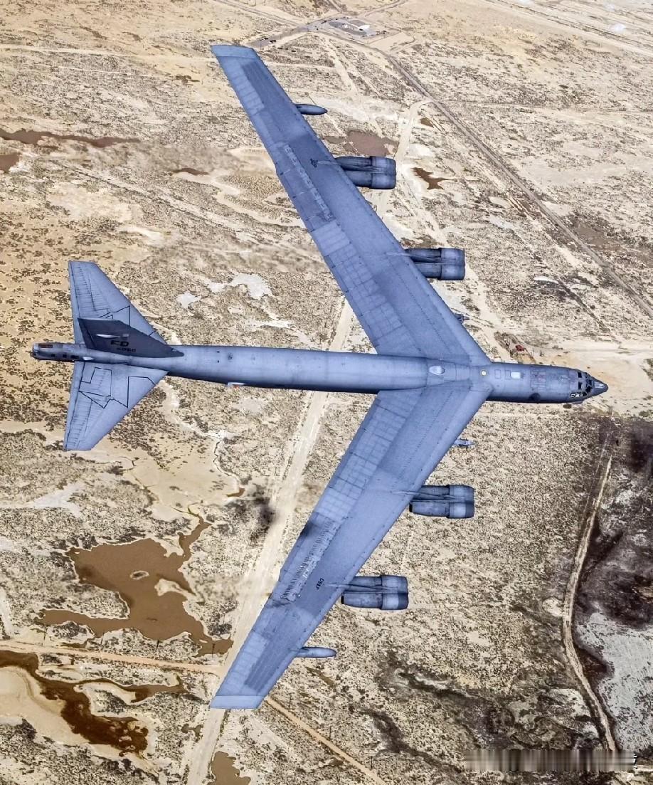 美国空军一架B-52轰炸机起飞后坠毁，爱德华兹空军基地称，路透洛杉矶6