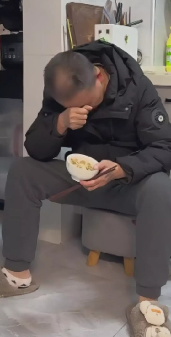 可怜人，男子一个人吃不下饭，妻子刚离世不久，儿女们又出外打工，一走就一年，一个人