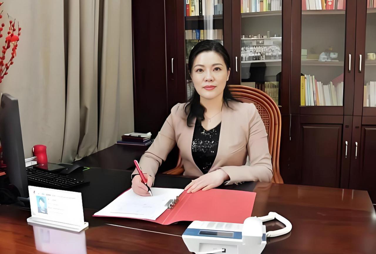 朋友在江西南昌市东湖区人力资源和社会保障部门上班，他经常说他们部门的唐局是个不折