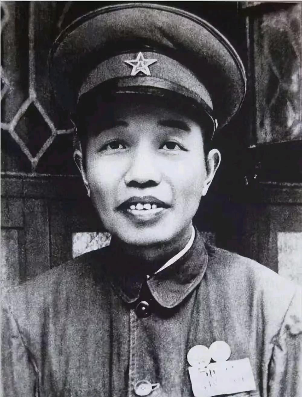 1957年，开国元勋谭震林回乡调研，途经一家国营粮店窗口，只见：“这窗口有一米