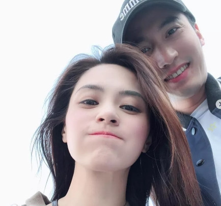 2018年，阿娇与赖弘国结婚，男方送给阿娇一张黑卡大方表示：“随便花！”一次阿娇