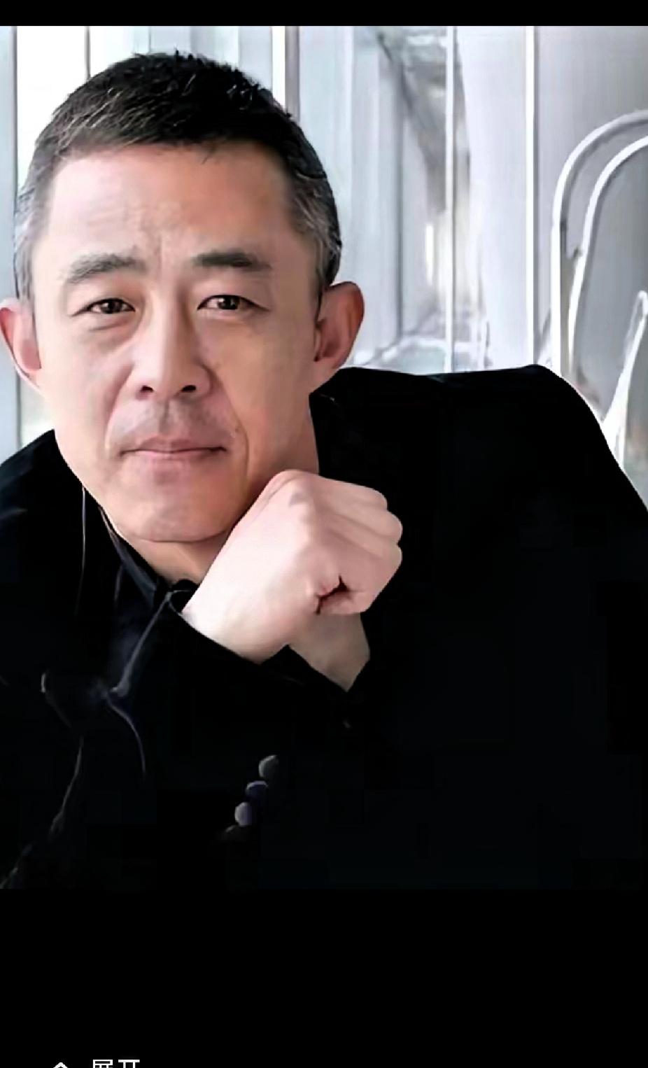 真的是搞不懂！候勇明明都58岁了，居然和三婚妻子生了个儿子！第一任妻子是大学