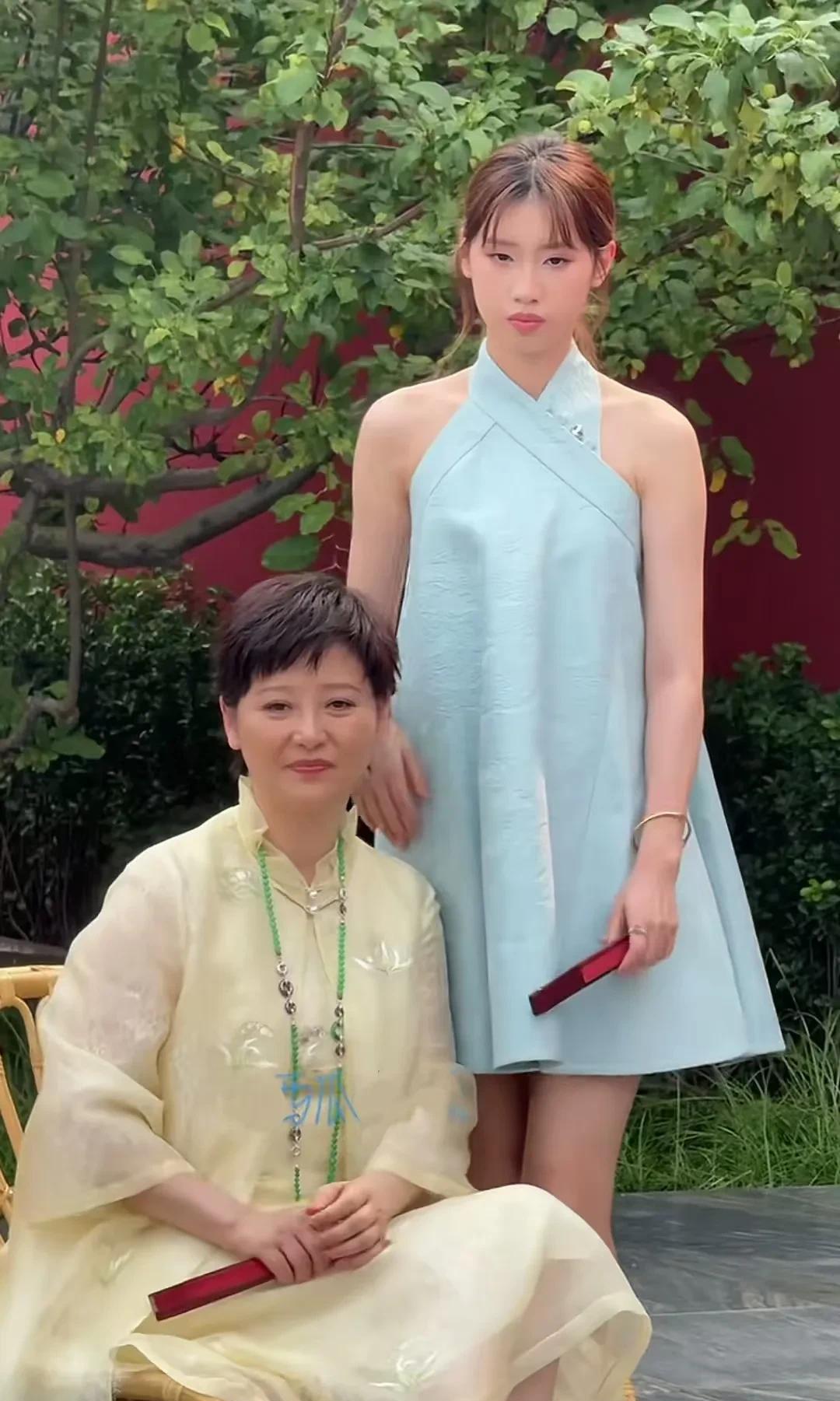 看演员徐帆带女儿徐朵参加活动，感觉女儿徐朵像不咋情愿似的，和养母徐帆不咋亲近，看