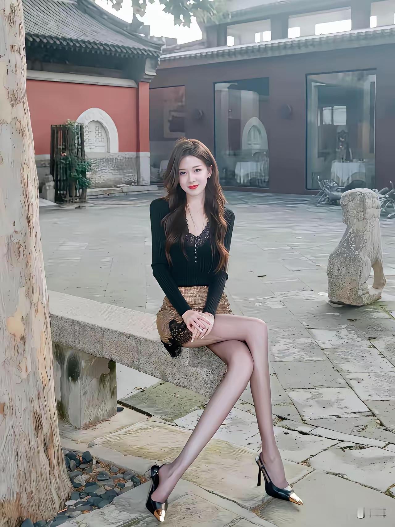 肤白美貌大长腿。无论谁看都想亲一嘴[呲牙笑]多看看美女，生活也就没有