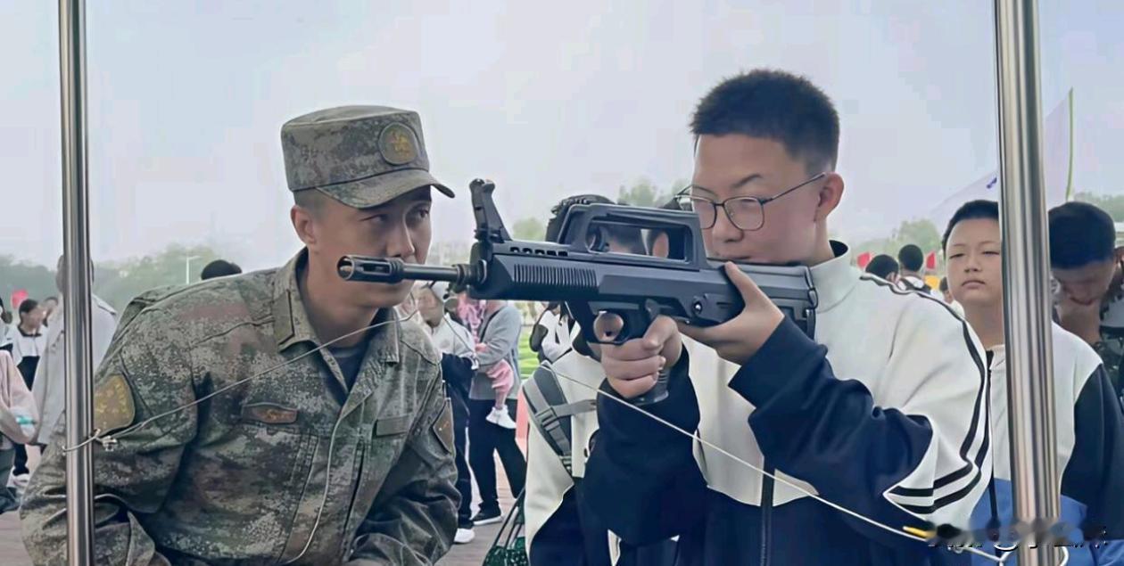 眼神说明这个学生理论比较好