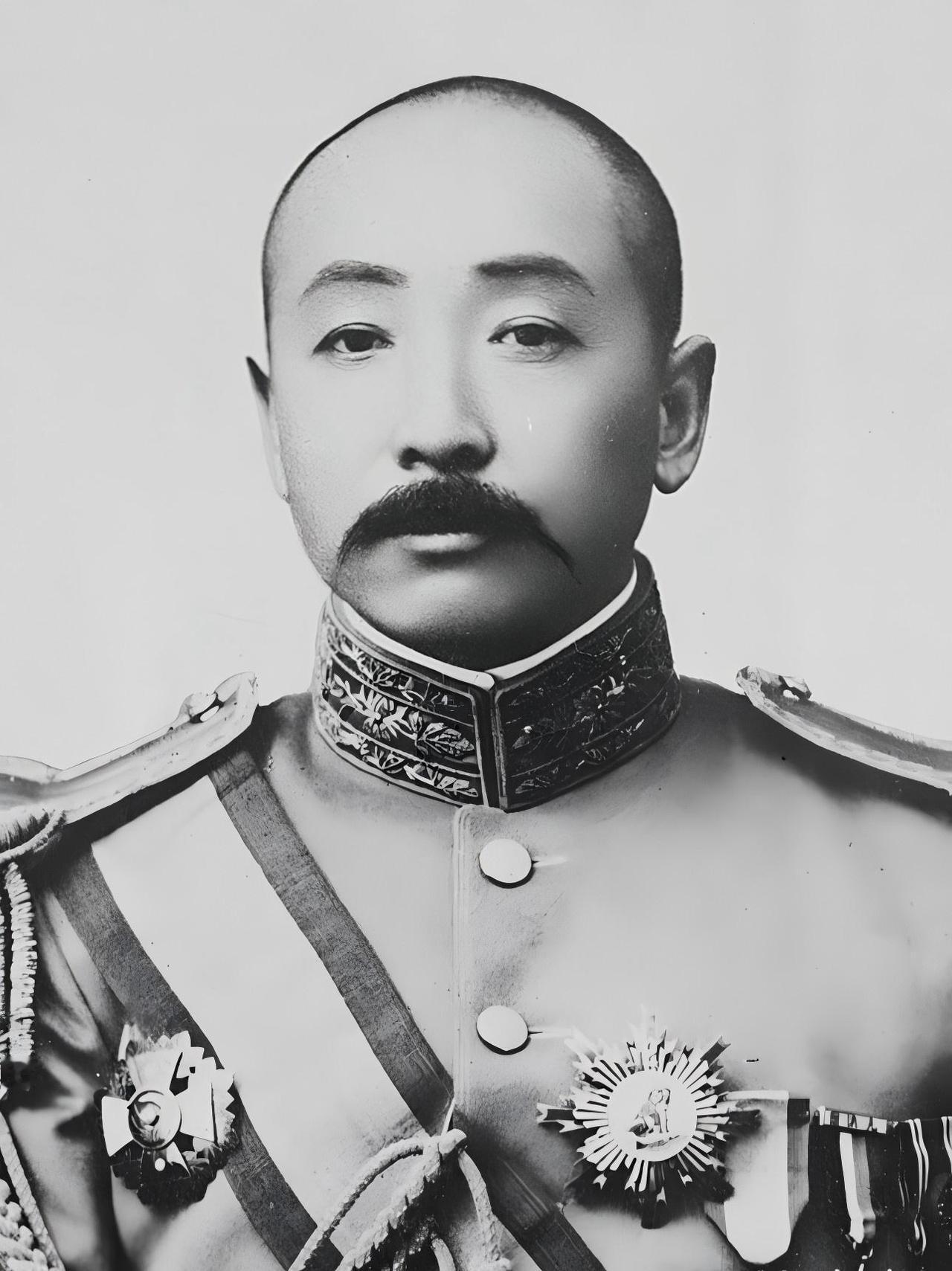 张作霖与辽阳彭公馆的传说。清末民初，张作霖当土匪时被官兵追，躲进彭贤父亲彭仁开的