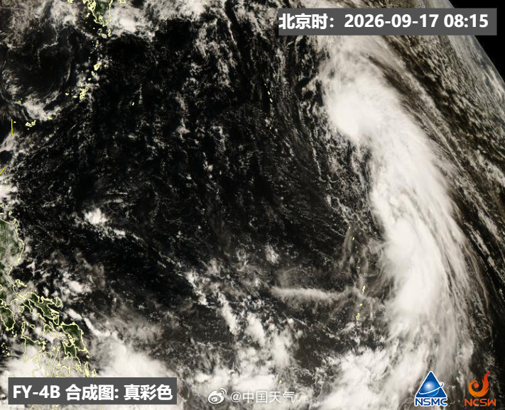 【#台风杜鹃#北上为主[并不简单]】据首席气象分析师从今晨云图看，台风“杜鹃”呈现南北长条状，这样的