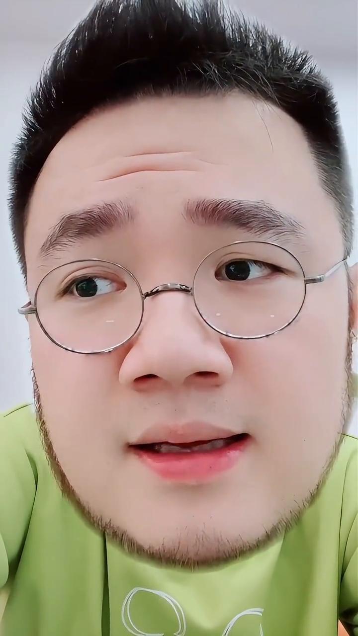 现在上班根本不用带饭，有老板画的饼，同事给的瓜，自己摸的鱼，还有领导给的锅，完了