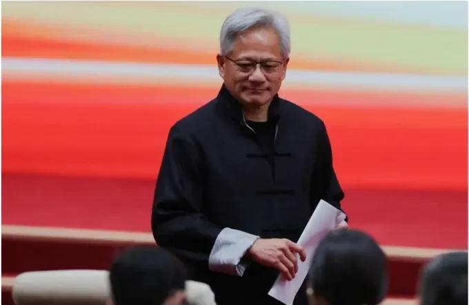 黄仁勋脱下皮衣换唐装Nivdia总裁黄仁勋正在北京参加全球供应链博览会，在现