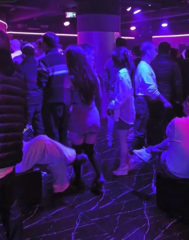 舞厅，变质了！男人请女人跳一曲舞需向女方付10元，跳十曲舞需向女方付100元，这