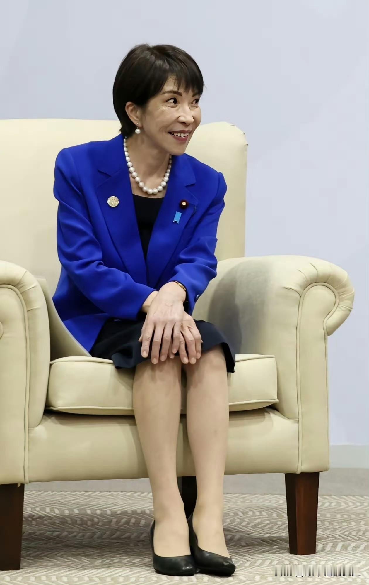 这眼神，看上去，贼眉鼠眼的，莫迪应该主动来个“贴脸”，用胡子扎她一下[捂脸哭]