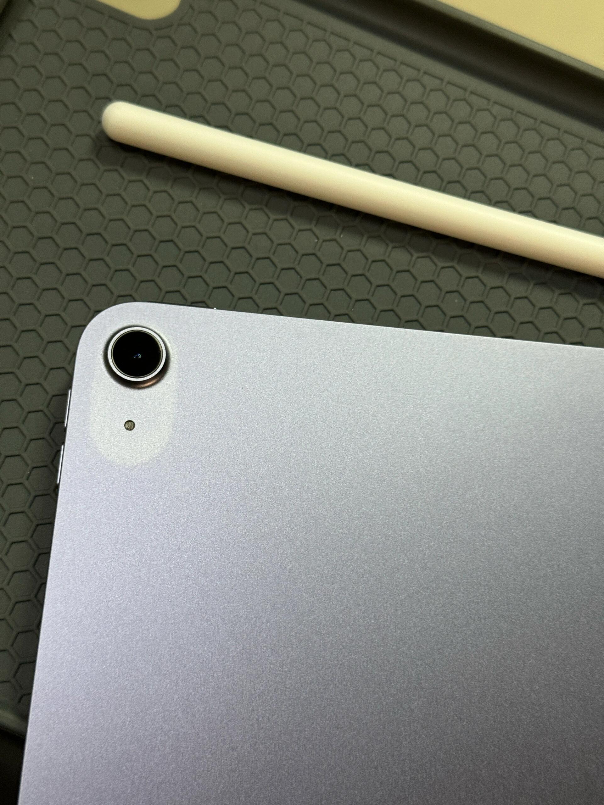 长时间带壳的iPad摄像头部位变色了，你别说还挺好看。​​​