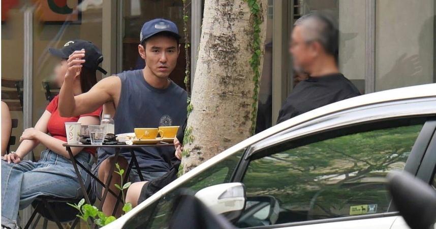 台媒拍到阮经天的日常，当天下午和友人喝咖灰☕️​​​